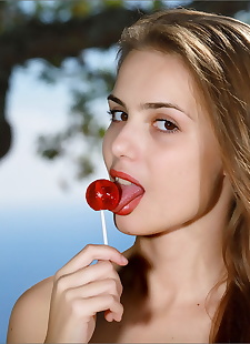 色情照片 热 年轻的 Elle 舔 她的 lollipop, ass , shaved 