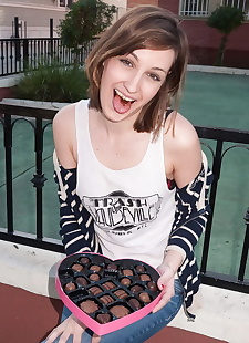अश्लील तस्वीरें एरिका rempel खेल के साथ चॉकलेट , fetish , teen 