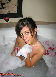 porno Fotos sexy Babe Nehmen ein hot bubble Bad , Raven Riley , brunette , teen 